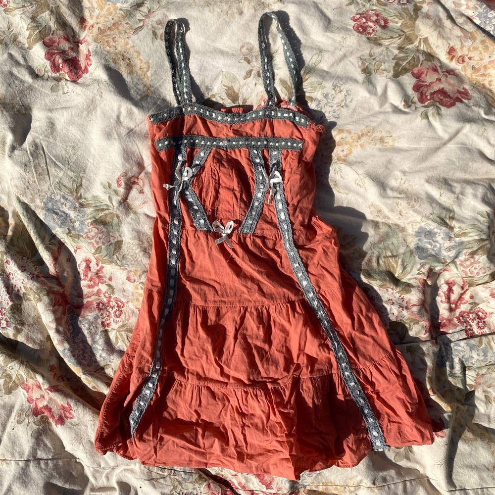 Lovely salmon colored frilly top with bows!